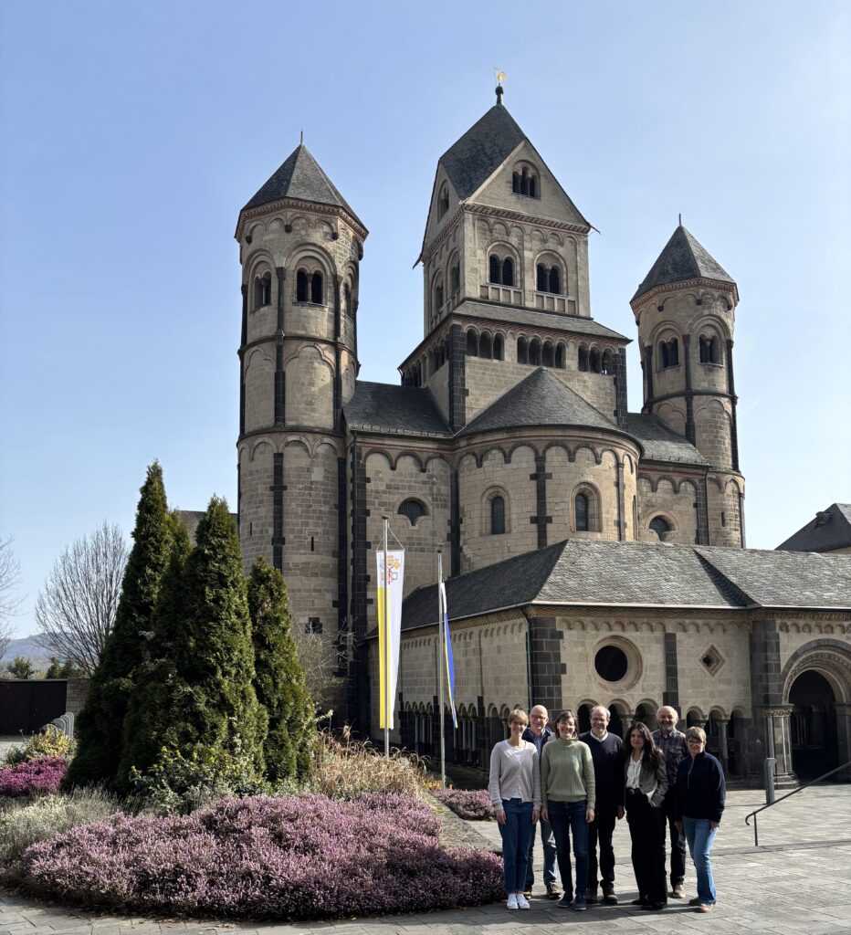 Vorstand der iGP vor der Klosterkirche in Maria Laach: Anna Louen, Jörg Emmel, Irmgard Layes, Prof. Martin Weber, Prof. Elisabeth Jünemann, Dr. Robert Gosenheimer, Tanja Vogt